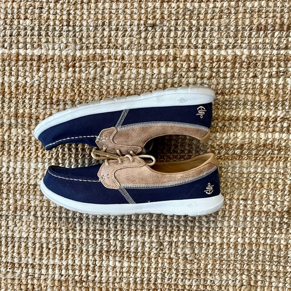 Skechers women walking shoes sz12 like new comfortable stylish mariner look